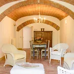 Poggio Antico مزرعة للإقامة